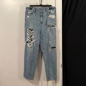 American Eagle Ripped Relaxed Mom Jeans — Light Wash Denim — Size 10